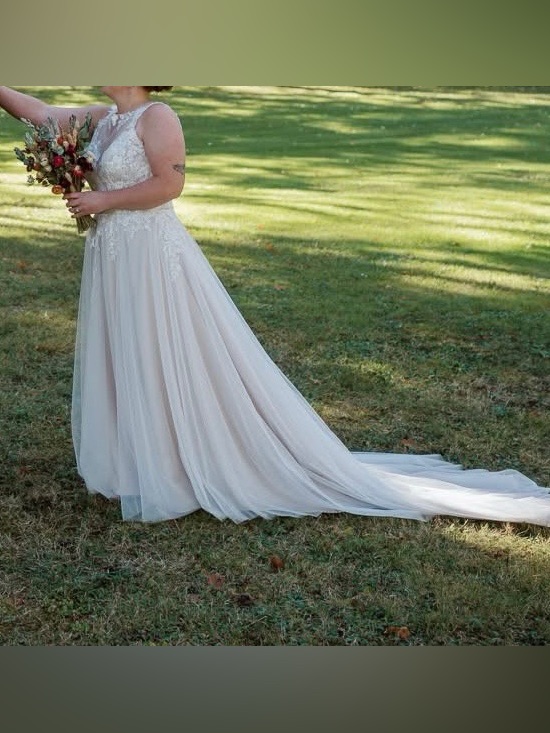 Elegant Lace Bodice Bridal Gown In Soft Ivory